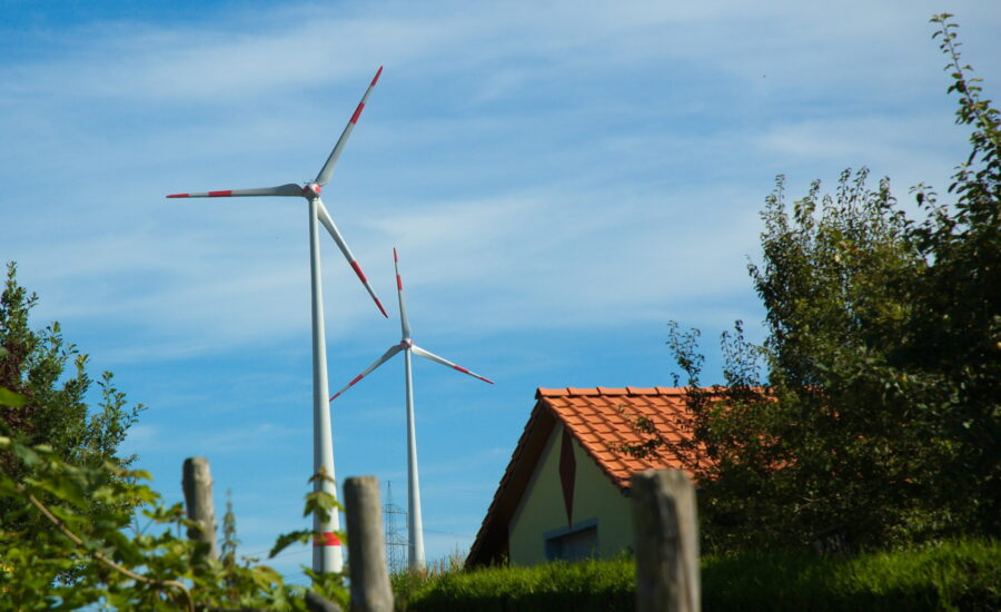 Eine Windkraftanlage nahe der Ortslage