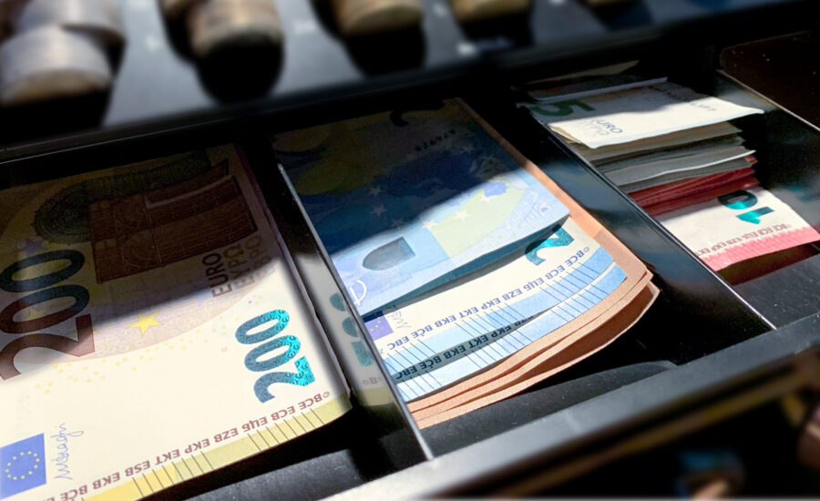 Geldscheine in einer Kasse