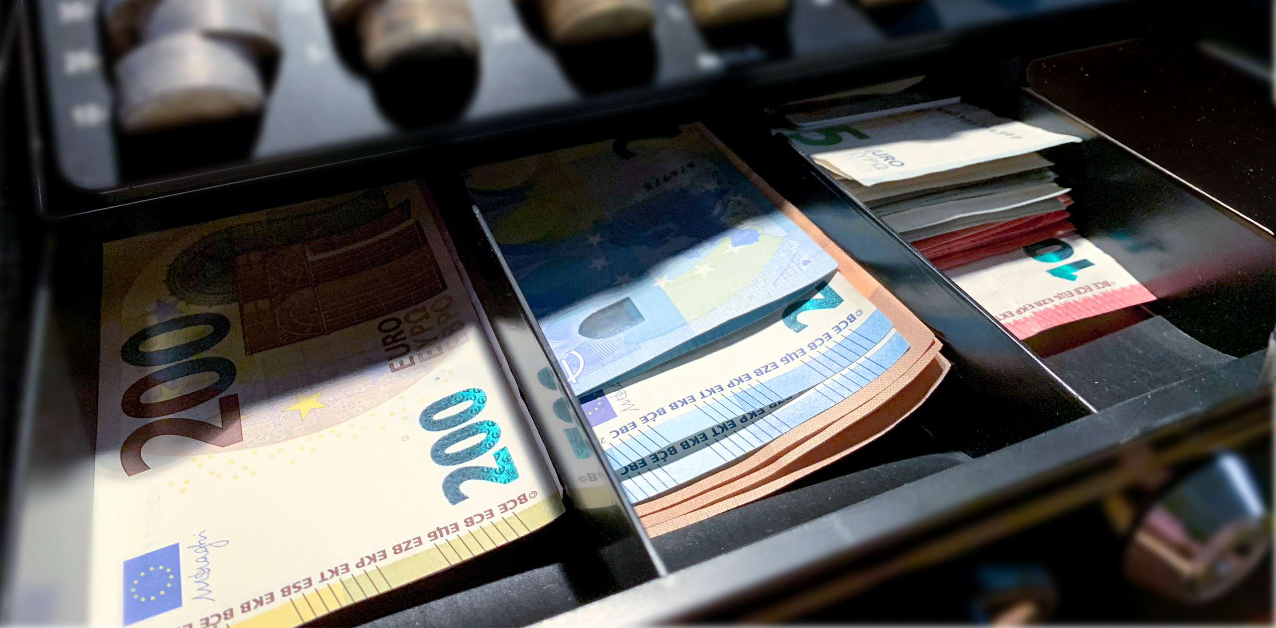 Geldscheine in einer Kasse