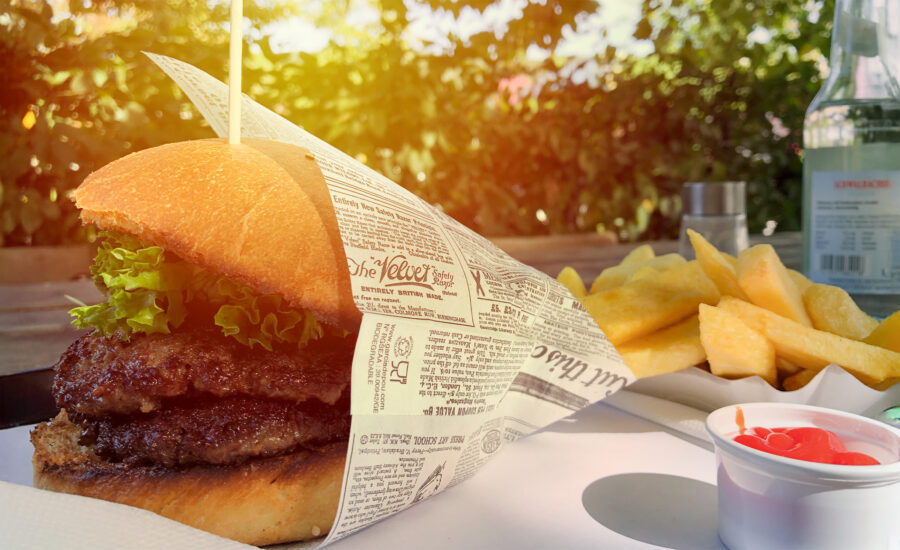 Burger und Pommes im Garten