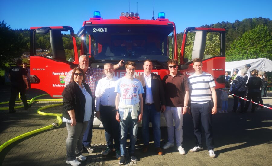 Vertreterinnen und Vertreter der Wetter-SPD vor dem neuen MLF des Feuerwehr-Schutzbereichs Ost in Mellnau